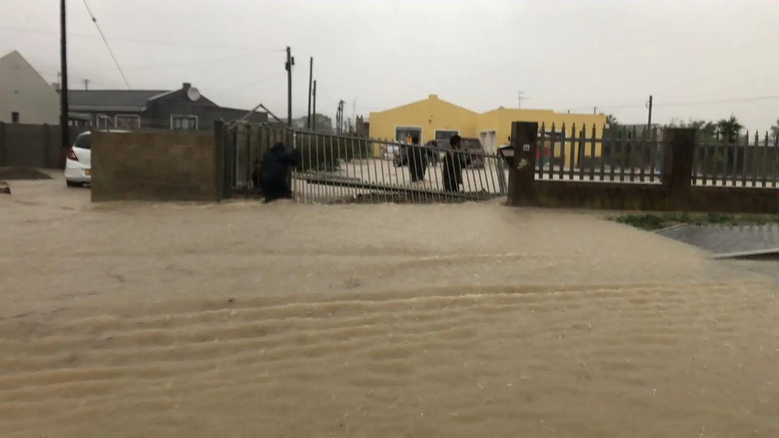 #Capestorm: Kids trapped in floods